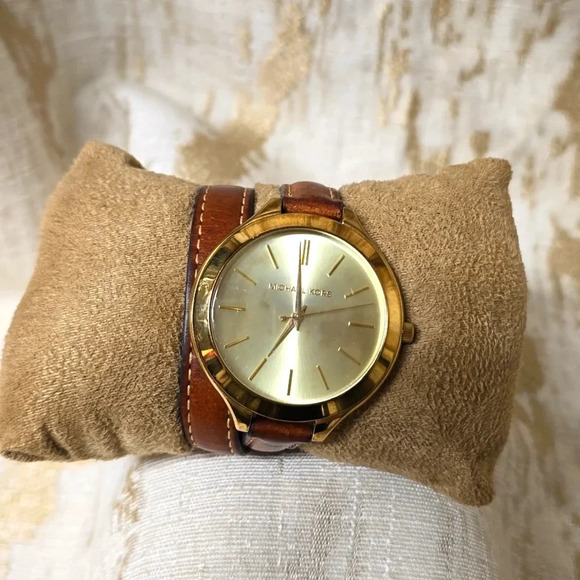 Michael Kors Runway MK2256 Women's Brown Leather Analog Dial Quartz Watch MP300 - Picture 2 of 6